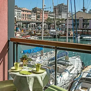 Sull'acqua Del Porto Antico Gênes